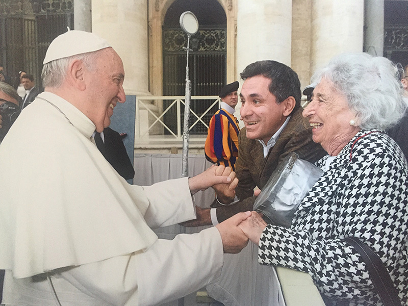 Papa Francesco con Arnoldo Mosca Mondadori e Marisa Baldoni, fondatori della Fondazione Casa dello Spirito e delle Arti
